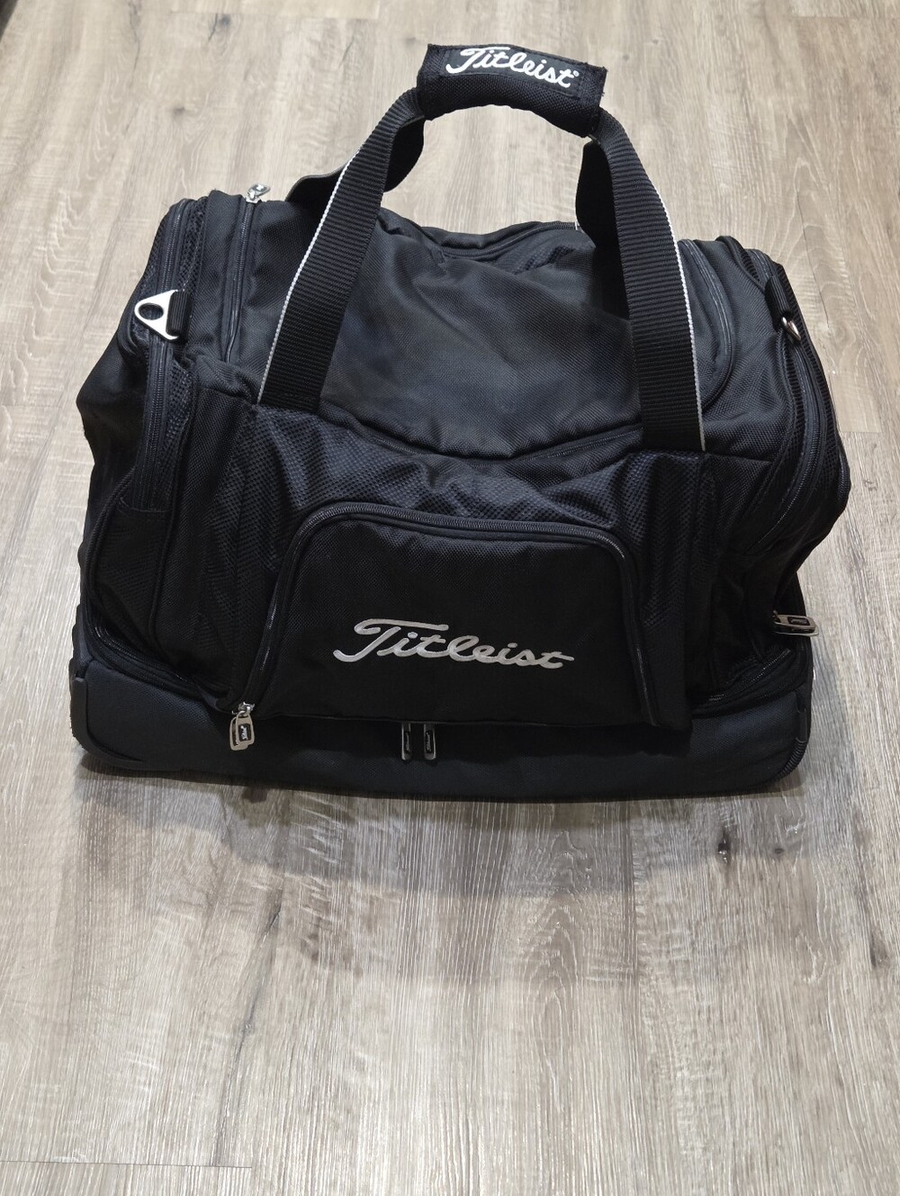 Titleist Pre-Owned Rolling Wheels Duffel Travel Golf Bag Luggage Black 22"